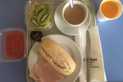 hora traen el desayuno en el hospital